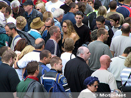 une foule extrêmement dense et hétéroclite cohabite sans aucun problème. Le fameux flegme britannique ?