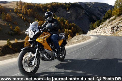 Test Honda XL700V Transalp : La Transalp poursuit son bonhomme de… route 