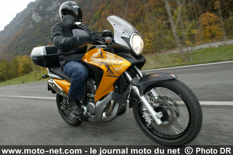 Test Honda XL700V Transalp : La Transalp poursuit son bonhomme de… route 