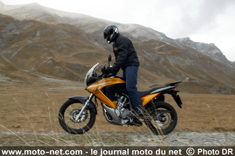 Test Honda XL700V Transalp : La Transalp poursuit son bonhomme de… route 