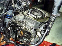 Le moteur déculassé. Noter la rampe de carbus et son capteur de position du papillon (noir)