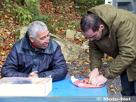 Pause saucisson avec Hubert Rigal et Régis Laconi avant le départ de la spéciale du Burzet