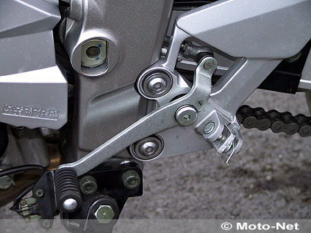 La 600 Fazer amputée de son repose-pied gauche suite à la rencontre impromptue d'un fossé lozérien... 