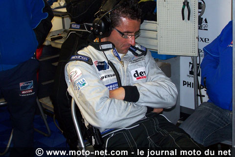 Petit repos bien mérité du team manager de la Suzuki n°72
