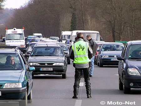 Manifestation de la FFMC 77 contre les radars automatiques de la RN 37 le 7 février 2004