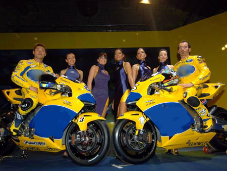 Makoto Tamada et Max Biaggi lors du lancement officiel du team Camel Honda 2004 cet après-midi à Milan