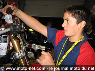 Enzo, 17 ans, le plus jeune mécano du paddock