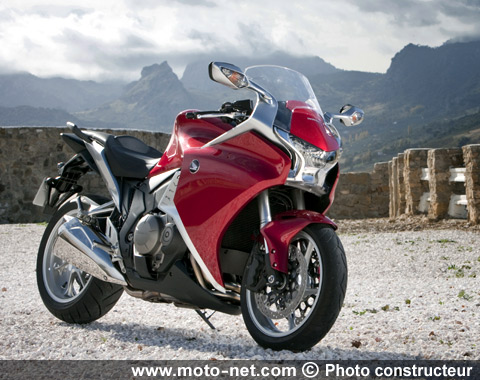 Yosuke Kasegawa et Teofilo Plaza - Essai Honda VFR 1200... avec un F comme efficace !