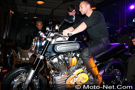 Gérard Depardieu dévoile la Yamaha MT01