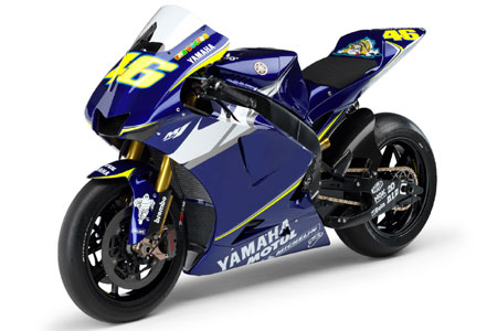 Valentino Rossi et Colin Edwards ont dévoilé leurs nouvelles Yamaha M1 2005 ce matin à Tokyo