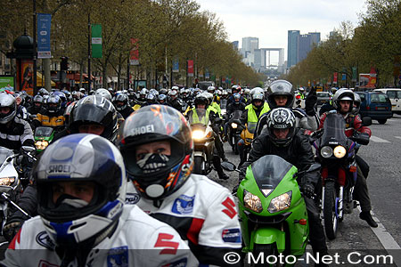 Les motards enterrent les feux de jour