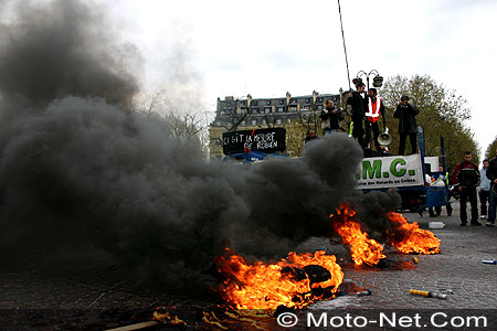 Les motards enterrent les feux de jour