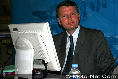 Gilles de Robien veut convoquer des Etats généraux de la moto à la rentrée 2005