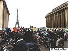 Les manifestants se dispersent sur fond de Tour Eiffel