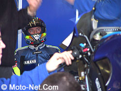 Olivier Jacque au stand, entouré du staff technique de Yamaha Tech3