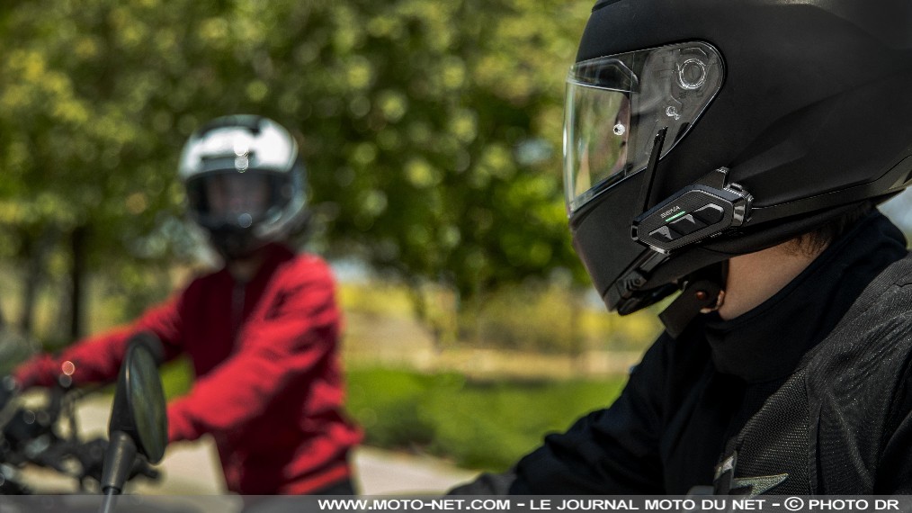 Parler à moto sans se ruiner : bien choisir son intercom à moins de 230 €

Entre les instructions du GPS, les appels, la musique ou la conversation avec un passager, les raisons de s’équiper d’un intercom ne manquent pas. À mesure que l’offre s’étoffe, une question se pose : faut-il forcément investir plusieurs centaines d’euros pour en tirer un réel bénéfice sur la route ? Pas nécessairement.
