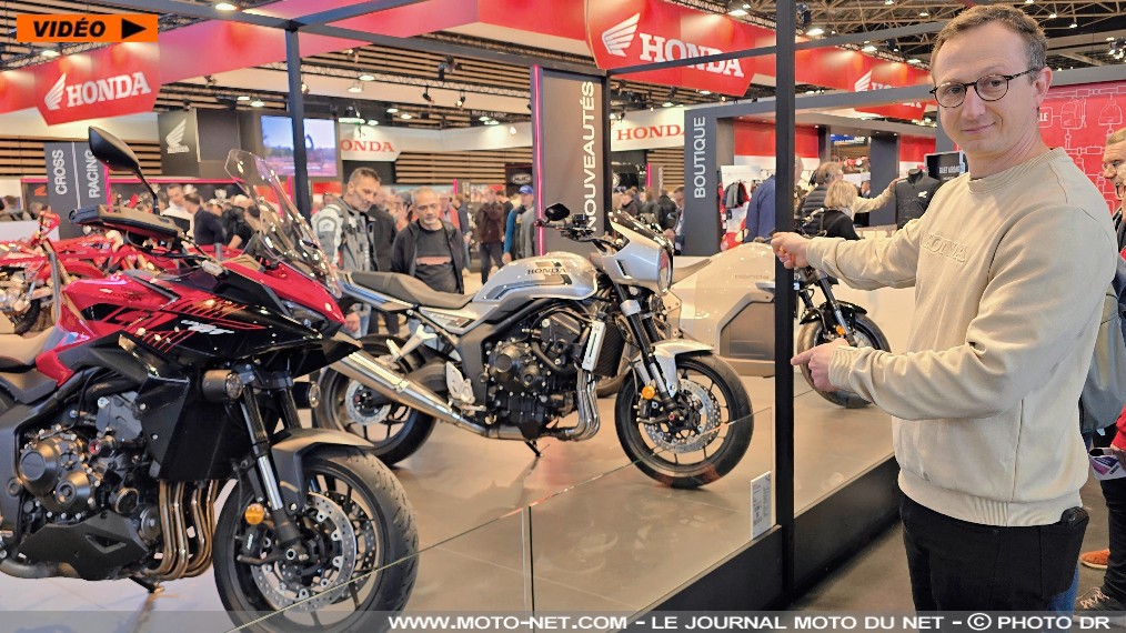 Les nouveautés Honda au salon moto de Lyon 2026 en vidéo

Le tour du stand Honda au salon du 2-roues de Lyon 2026 avec Julien Muntzer, responsable presse Honda moto France, qui nous présente les nouveautés et les animations au S2R. L'occasion d'interroger le blason ailé sur ses repositionnements de prix, en réaction à la concurrence chinoise, la durée de garantie mais aussi le prototype à moteur V3 compressé.
