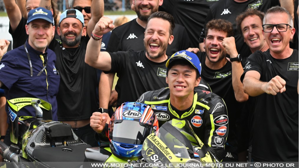 Première victoire MotoGP pour Ai Ogura au GP des Pays-Bas 2026

Raul Fernandez au sprint, Ai Ogura en course principale : le team satellite Aprilia Trackhouse réalise un carton plein au Grand Prix des Pays-Bas 2026 ! Assen est en revanche moins favorable au chef de file du blason de Noale : Marco Bezzecchi est tombé à haute vitesse ce dimanche, a priori sans blessure majeure.
