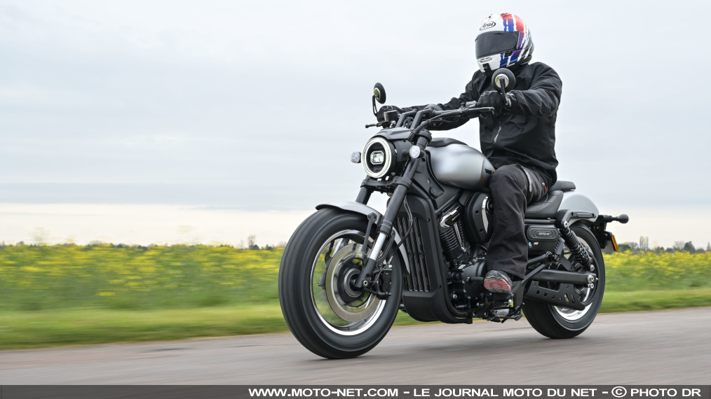 Essai QJMotor SRV 600 V2 2026 : cruise control 

Moto-Net.Com est brièvement passé au guidon de la QJMotor SRV600 V2, le nouveau cruiser à moteur V2 de QJMotor. Un trop bref galop d'essai pour éprouver toutes les qualités et défauts de ce custom natif A2 (47,5 ch)… mais néanmoins suffisant pour tomber sous son charme !
