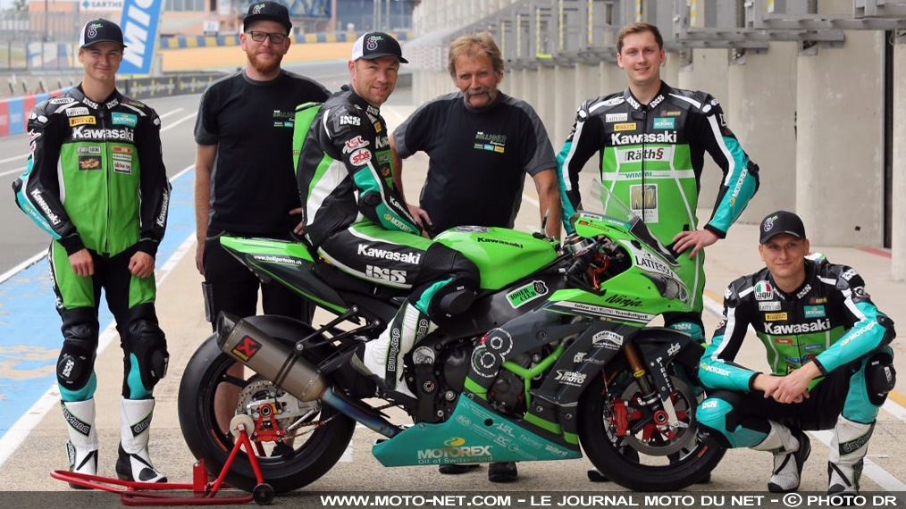 Hanspeter Bolliger (Kawasaki n°8) reçoit le trophée Anthony Delhalle aux 12H d'Estoril