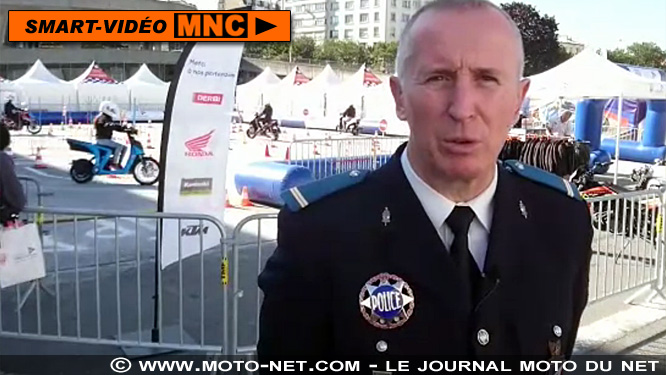 Une paire de gants offerte aux utilisateurs de la piste d'éducation routière au Mondial de la Moto